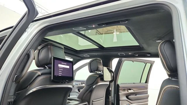New 2026 Silver-Zynith Exterior Paint Jeep Summit Reserve image 19