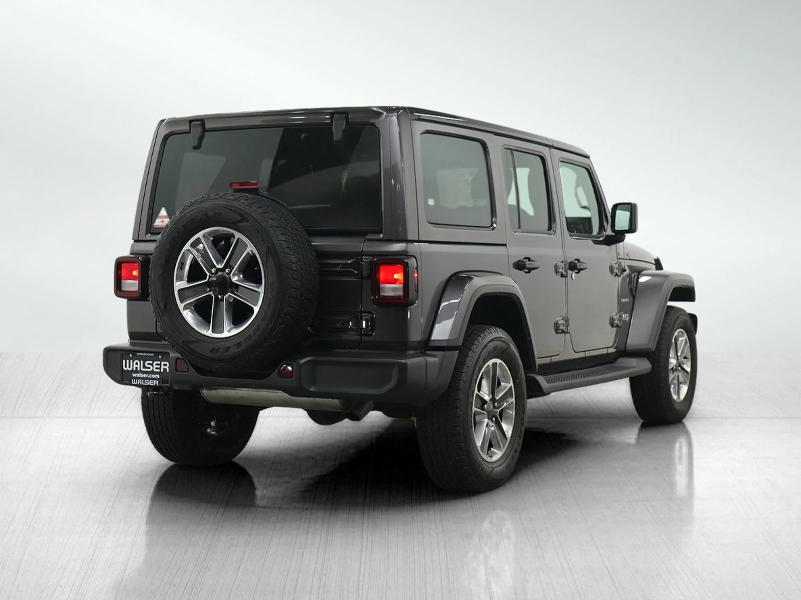 Used 2022 Granite Crystal Metallic Clearcoat Jeep Unlimited Sahara image 5