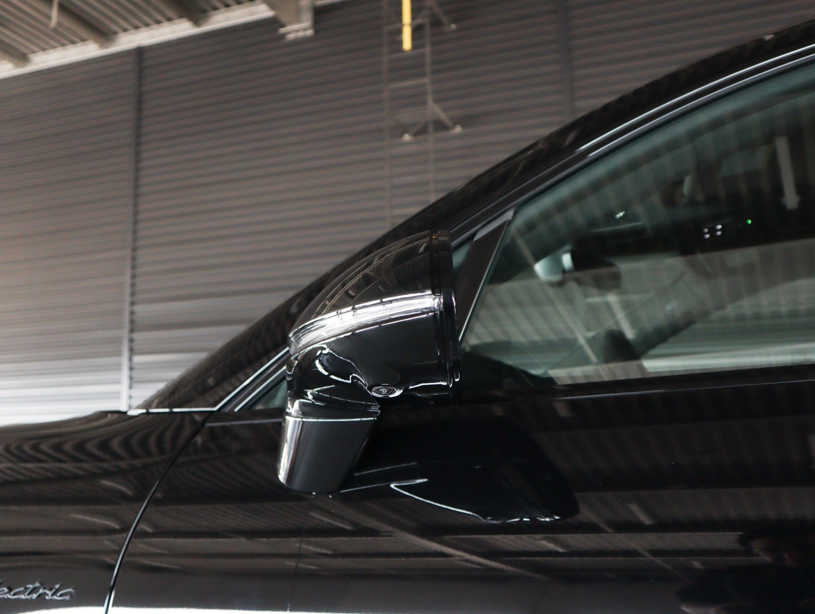 2025 Porsche Macan Turbo Electric - Photo 30