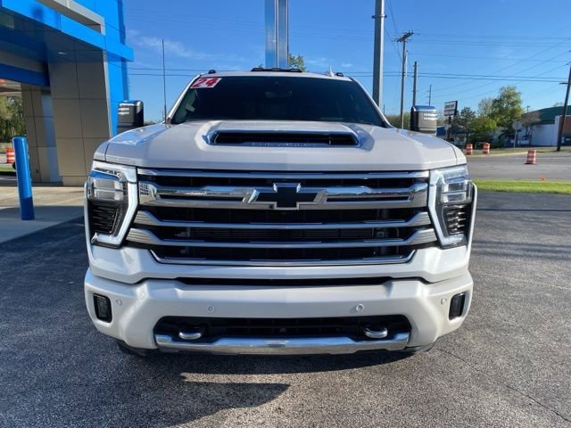 Used 2024 Iridescent Pearl Tricoat Chevrolet High Country DRW image 8