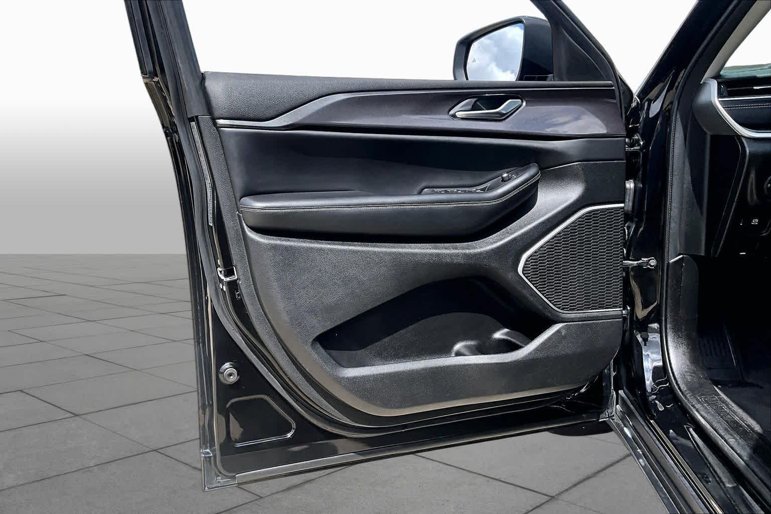 Used 2022 Diamond Black Crystal Pearlcoat Jeep Laredo image 22