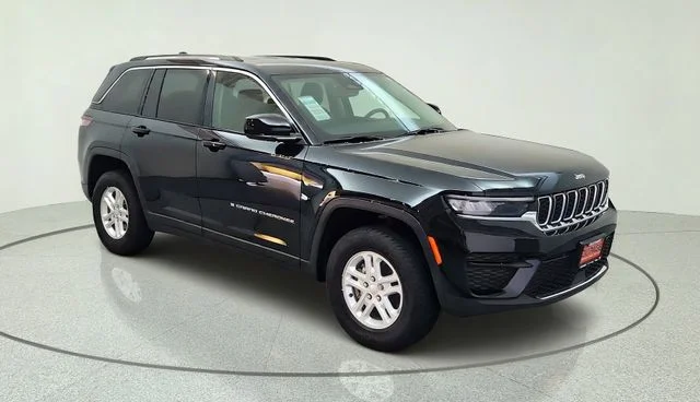 Used 2023 Black Jeep Laredo image 39