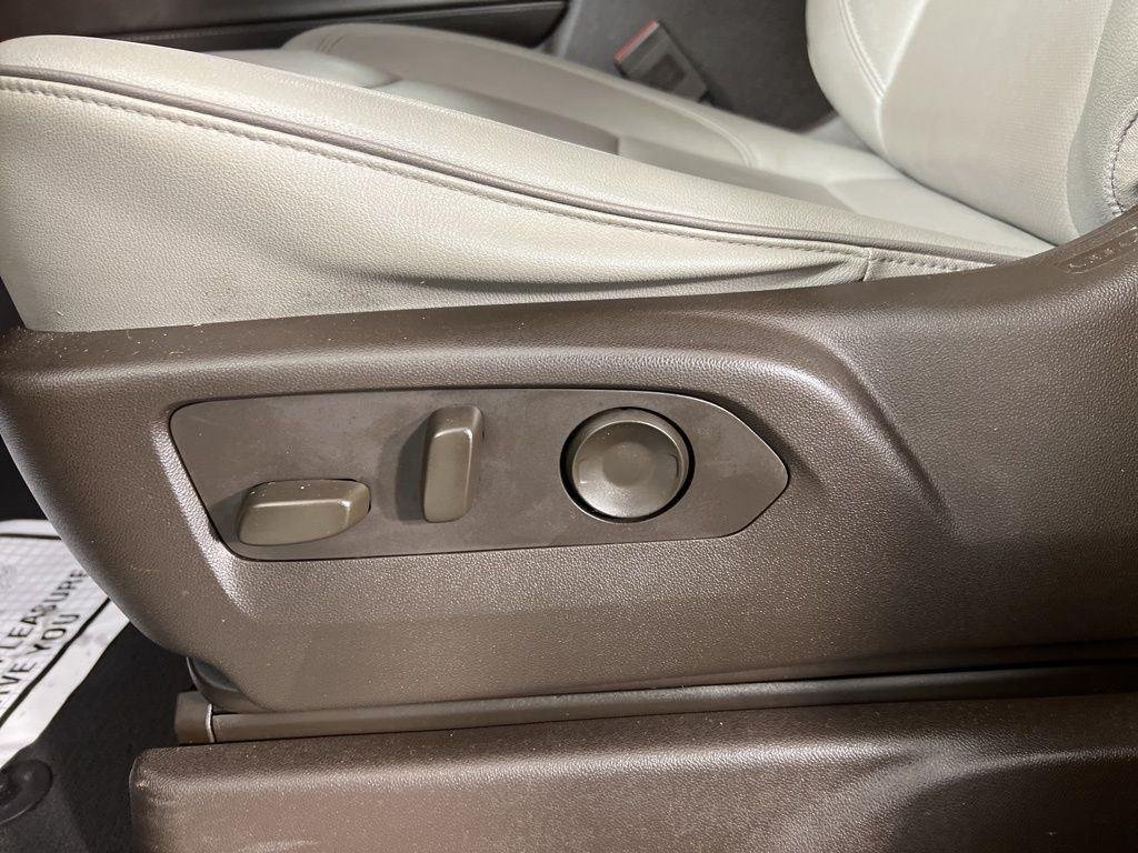 Used 2023 Pearl Beige Metallic GMC SLT image 18