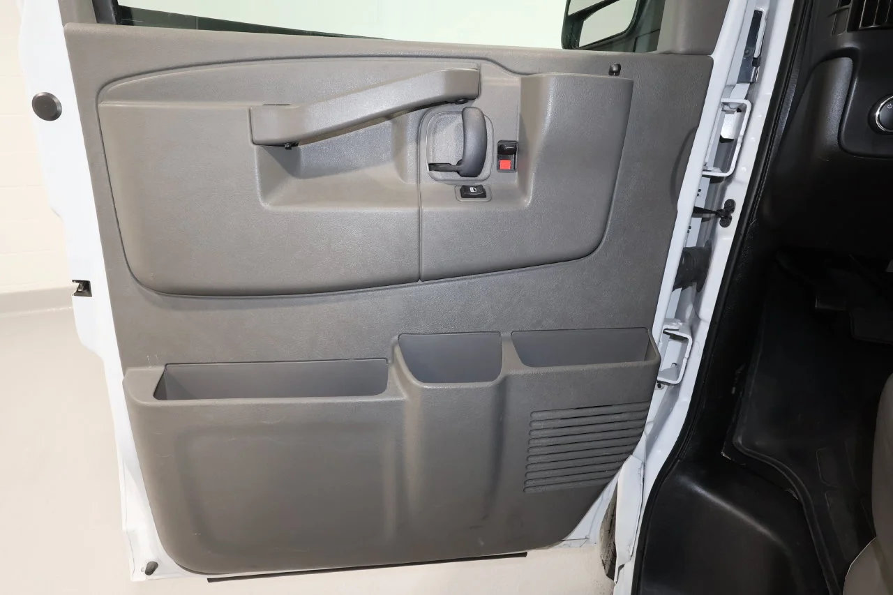2025 GMC Savana Passenger LT - Photo 15