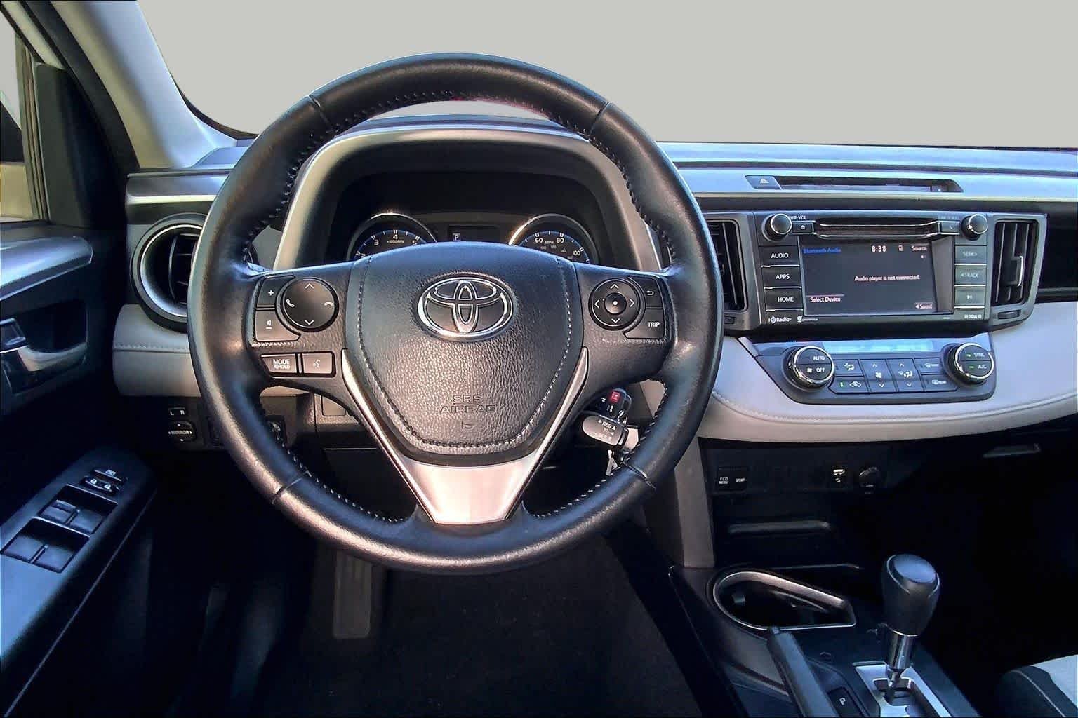 Used 2016 Super White Toyota XLE image 5