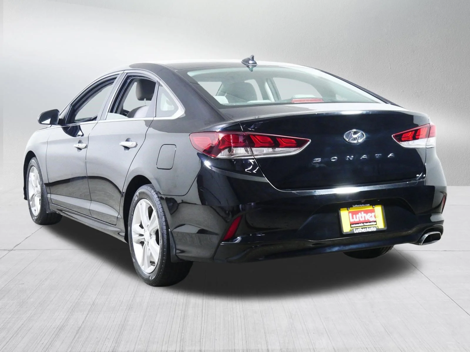 Used 2018 Phantom Black Hyundai SEL image 5