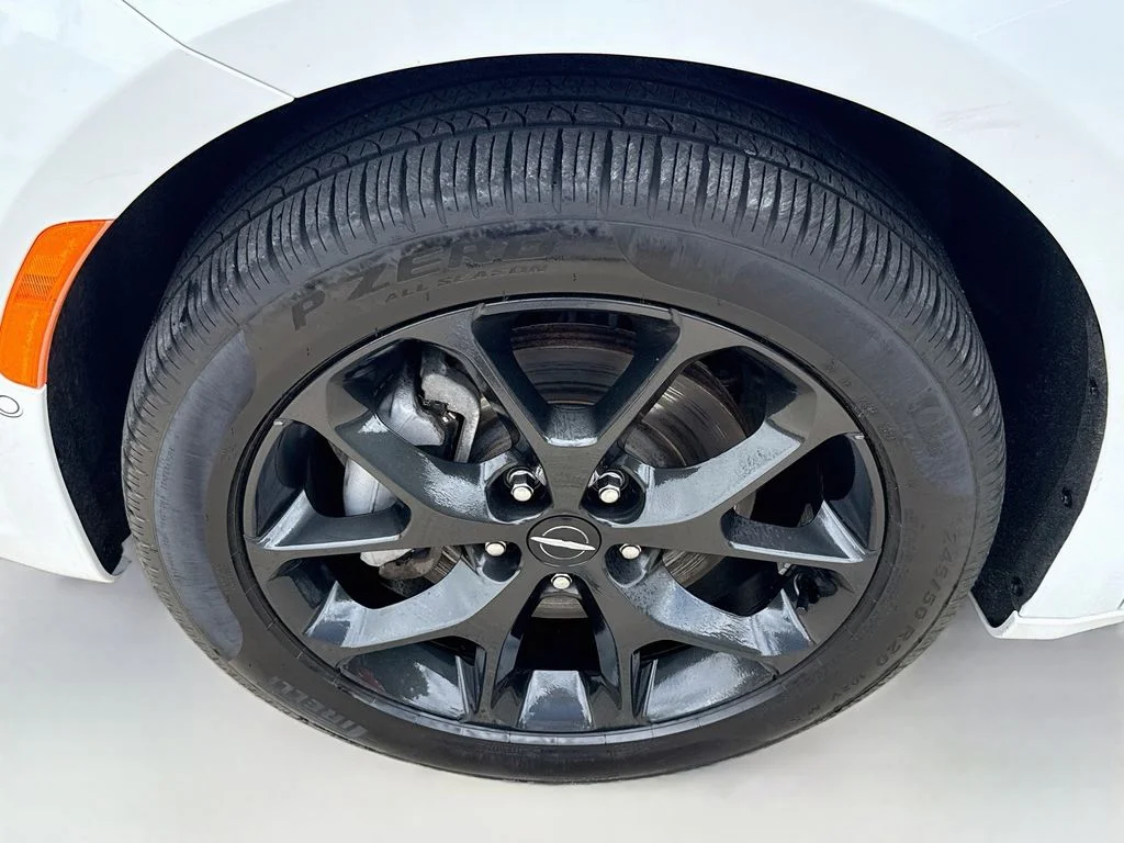 Used 2025 Bright White Clearcoat Chrysler Limited image 36