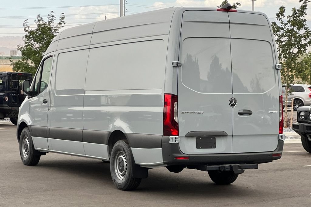 Used 2024  Mercedes-Benz Cargo 170 WB image 3
