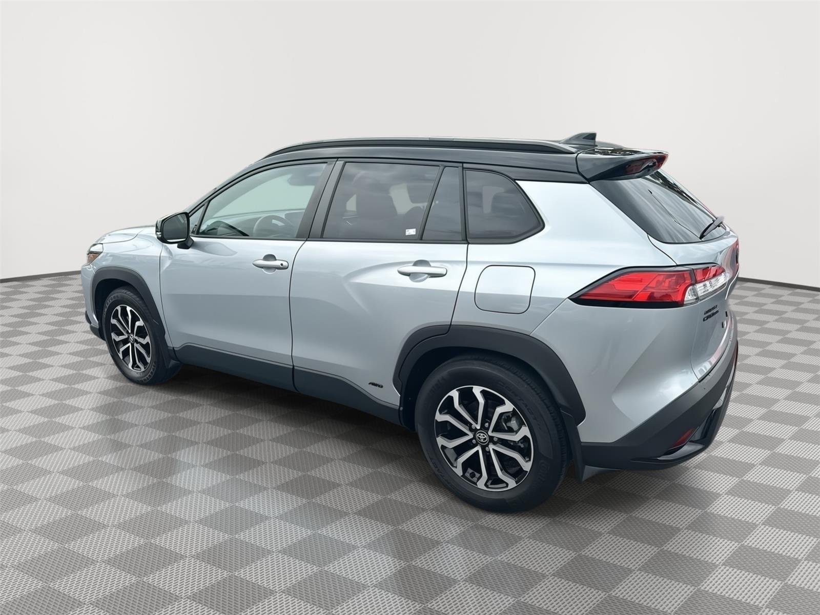 Used 2023 Sonic Silver w/Jet Black Roof Toyota Hybrid SE image 7