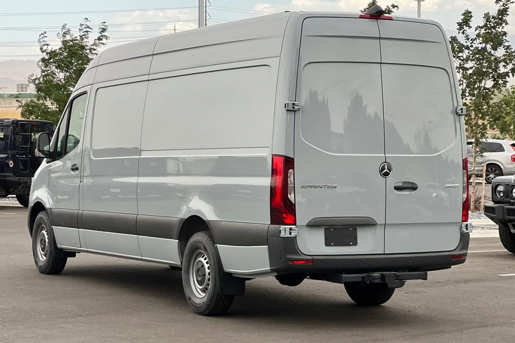 Used 2024  Mercedes-Benz Cargo 170 WB image 3