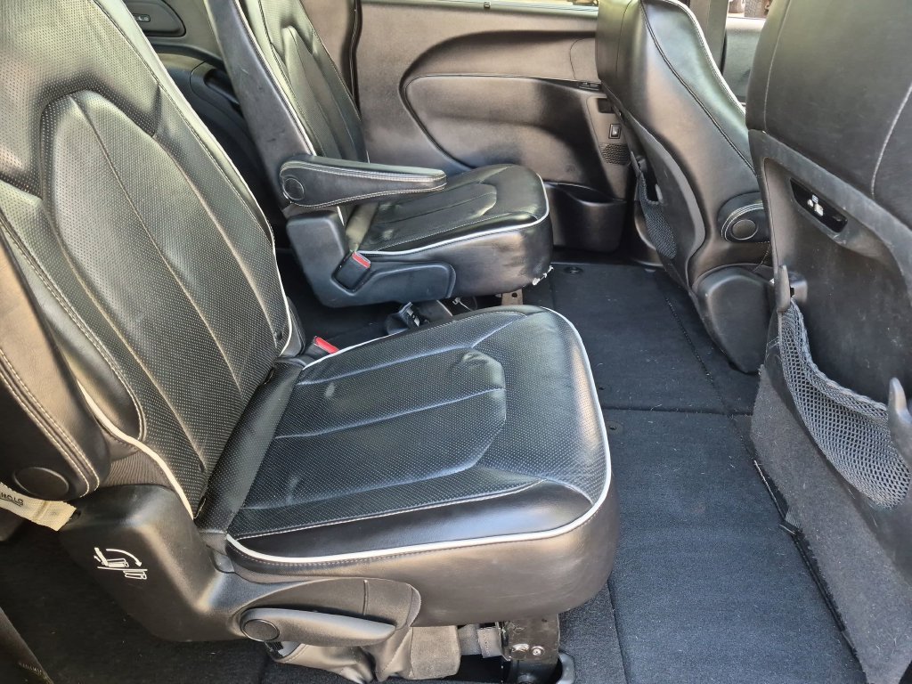 Used 2021 Ceramic Gray Clearcoat Chrysler Limited image 32