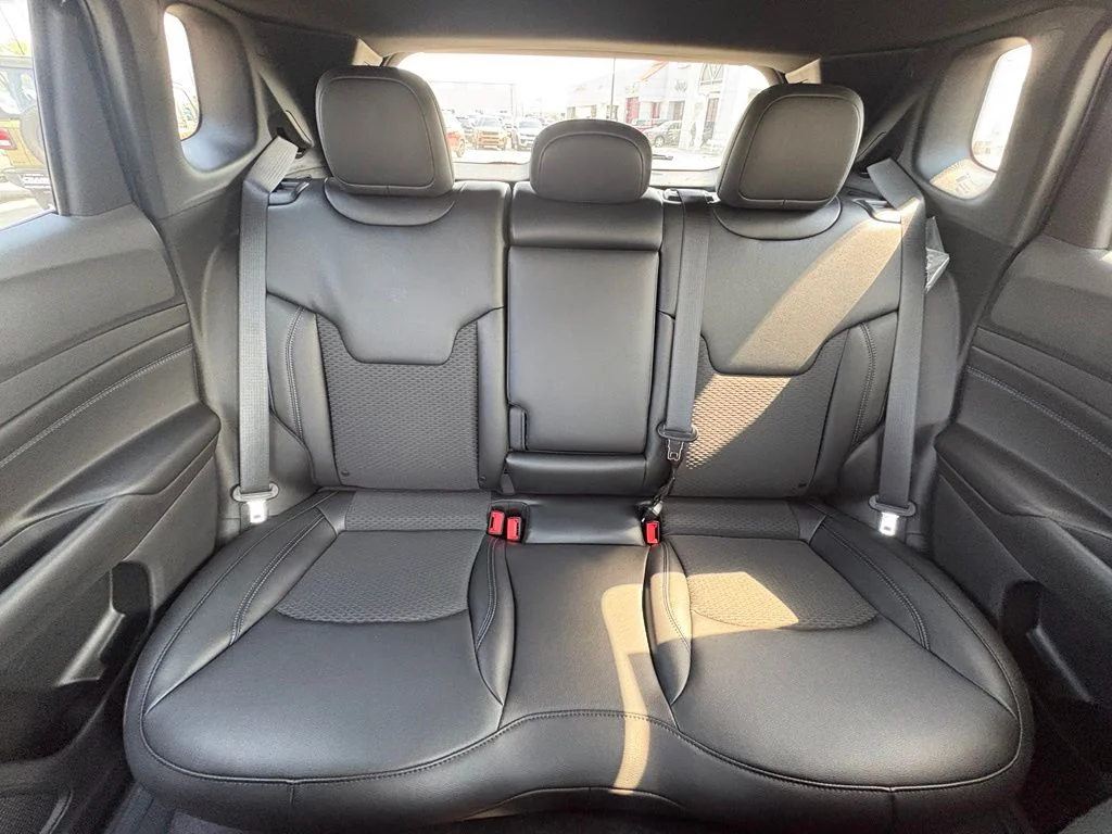 New 2026 Diamond Black Crystal Pearl-Coat Exterior Paint Jeep Latitude image 29