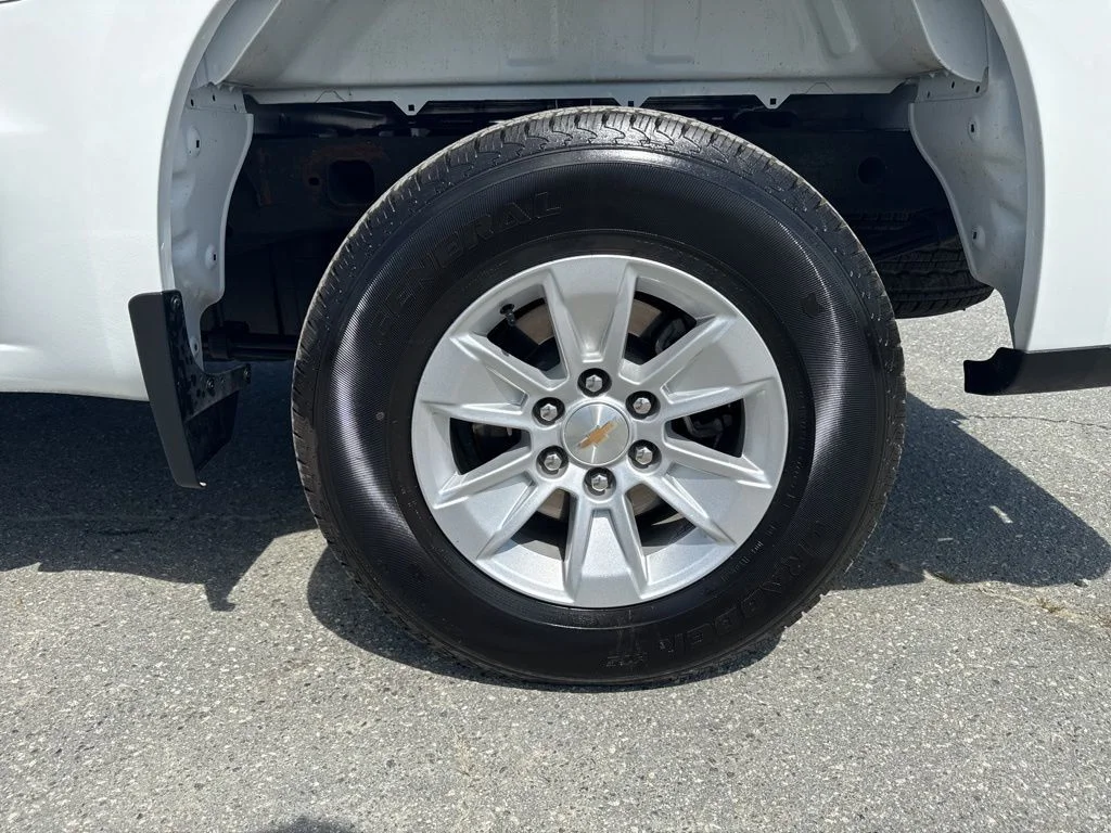 Used 2025 White Chevrolet LT image 31