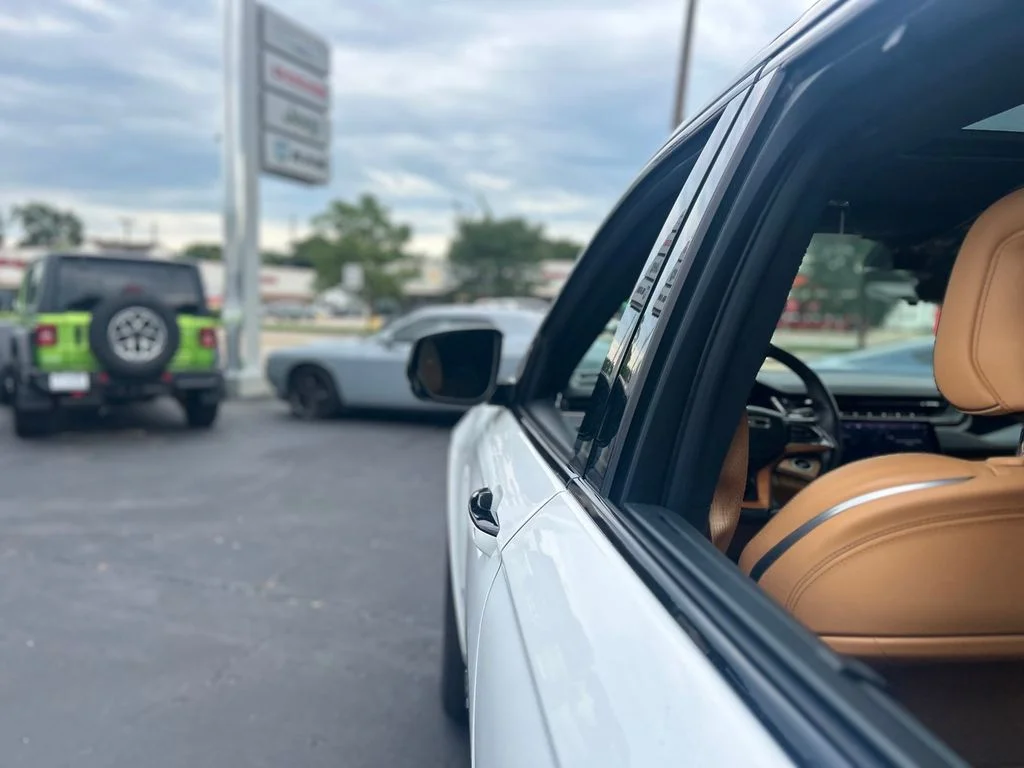 Used 2025 White Jeep Summit Reserve image 35