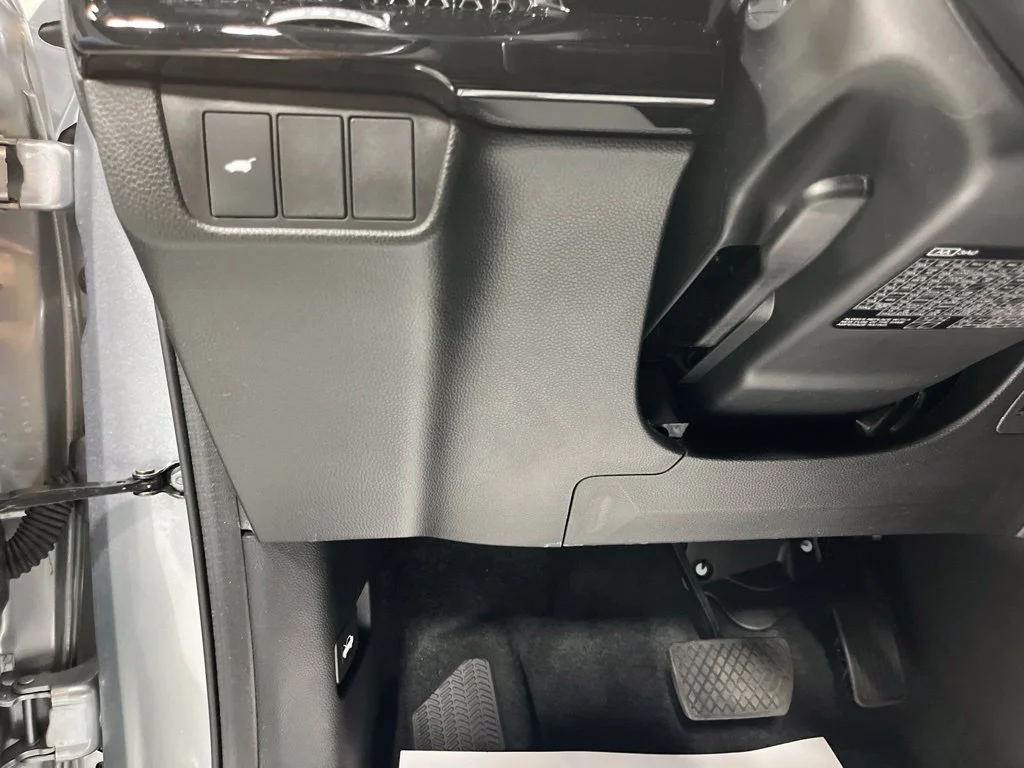 Used 2026 Solar Silver Metallic Honda EX-L image 13