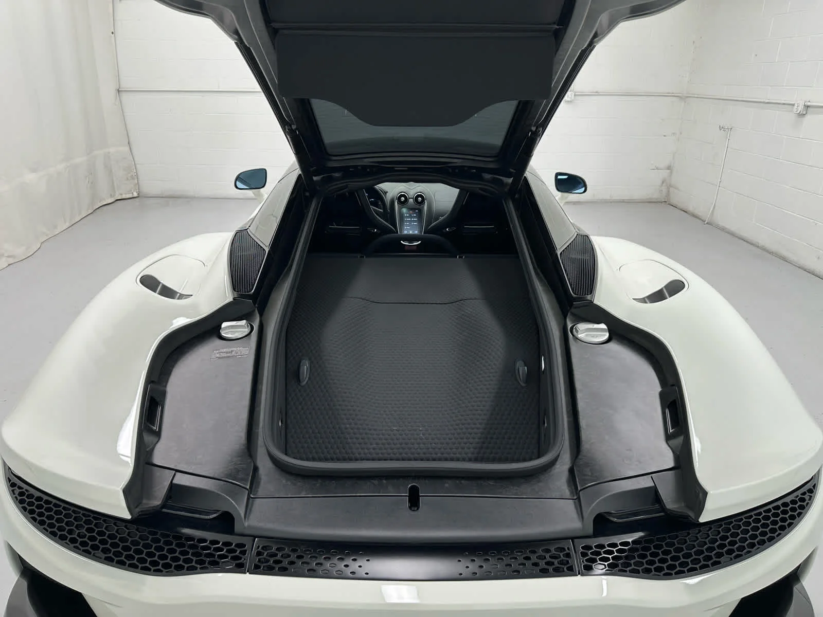 Used 2021 White McLaren  image 27