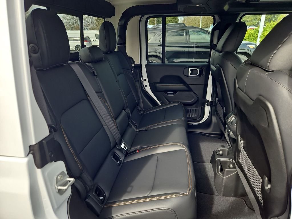 New 2026 Bright White Clear-Coat Exterior Paint Jeep Sahara image 27