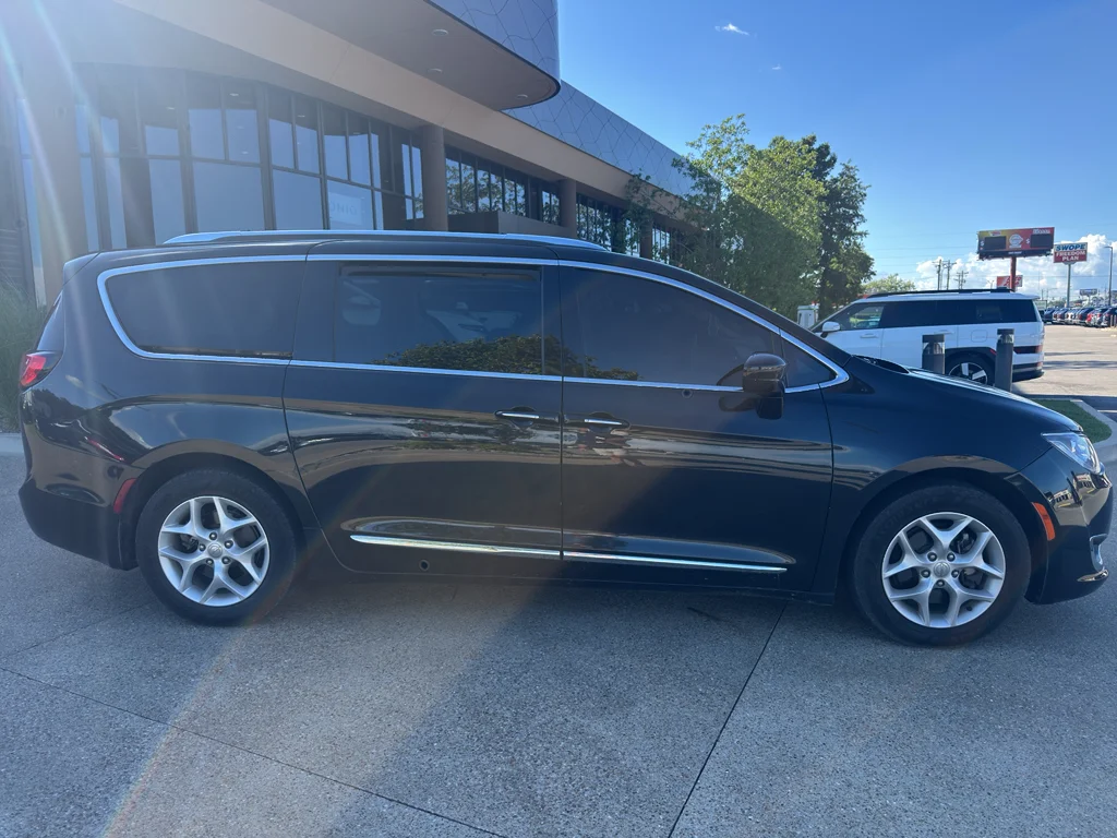 Used 2018 Brilliant Black Crystal Pearlcoat Chrysler Touring L Plus image 4