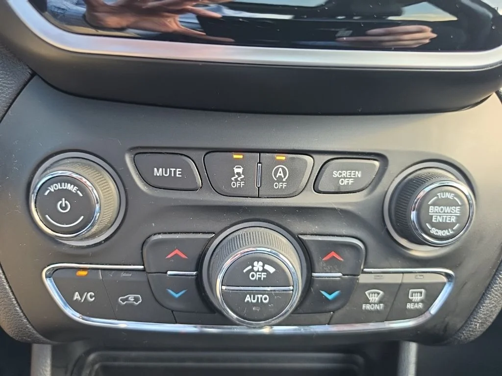 Used 2021 Silver Jeep Limited image 72
