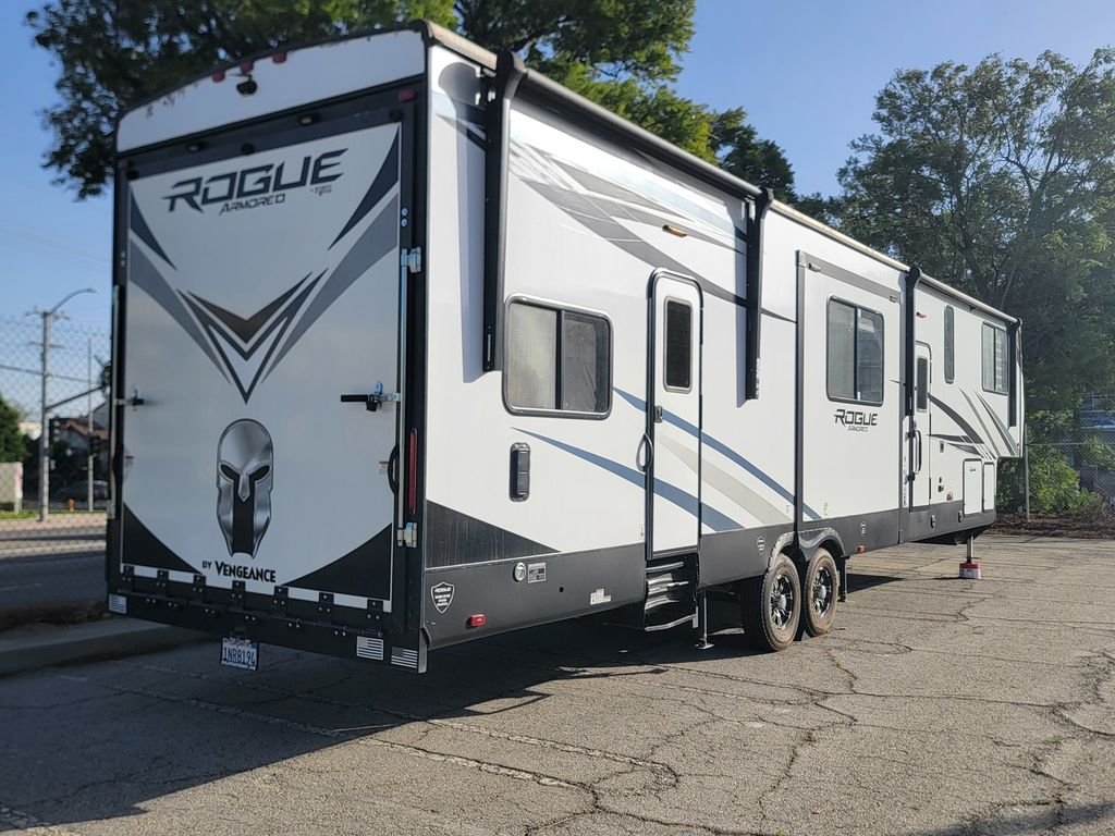 Used 2022  Rogue Toy Hauler image 8