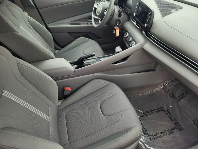 Used 2025 White Hyundai SE image 14