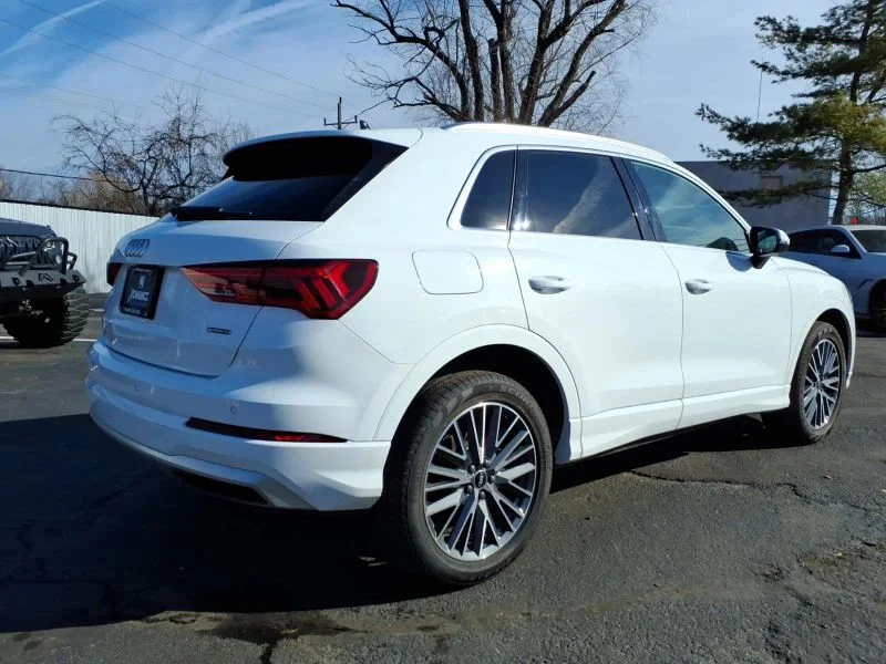 Used 2022  Audi 40 TFSI Premium Plus Sport Utility 4D image 3