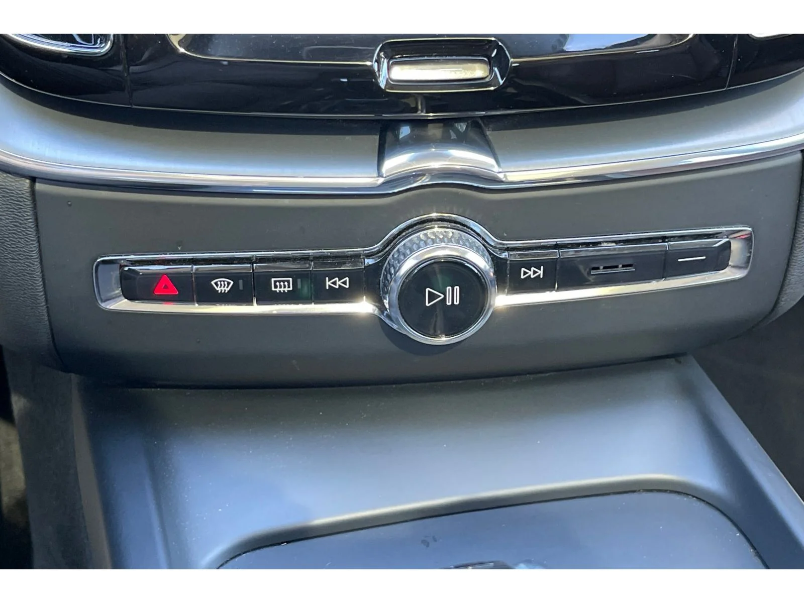 Used 2018 Ice White Volvo Momentum image 32