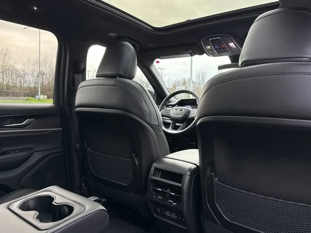 New 2025 Diamond Black Crystal Pearl-Coat Exterior Paint Jeep Limited image 24