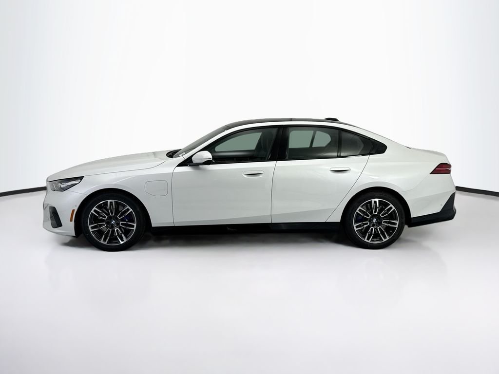 New 2027 White Metallic BMW 550e xDrive image 8
