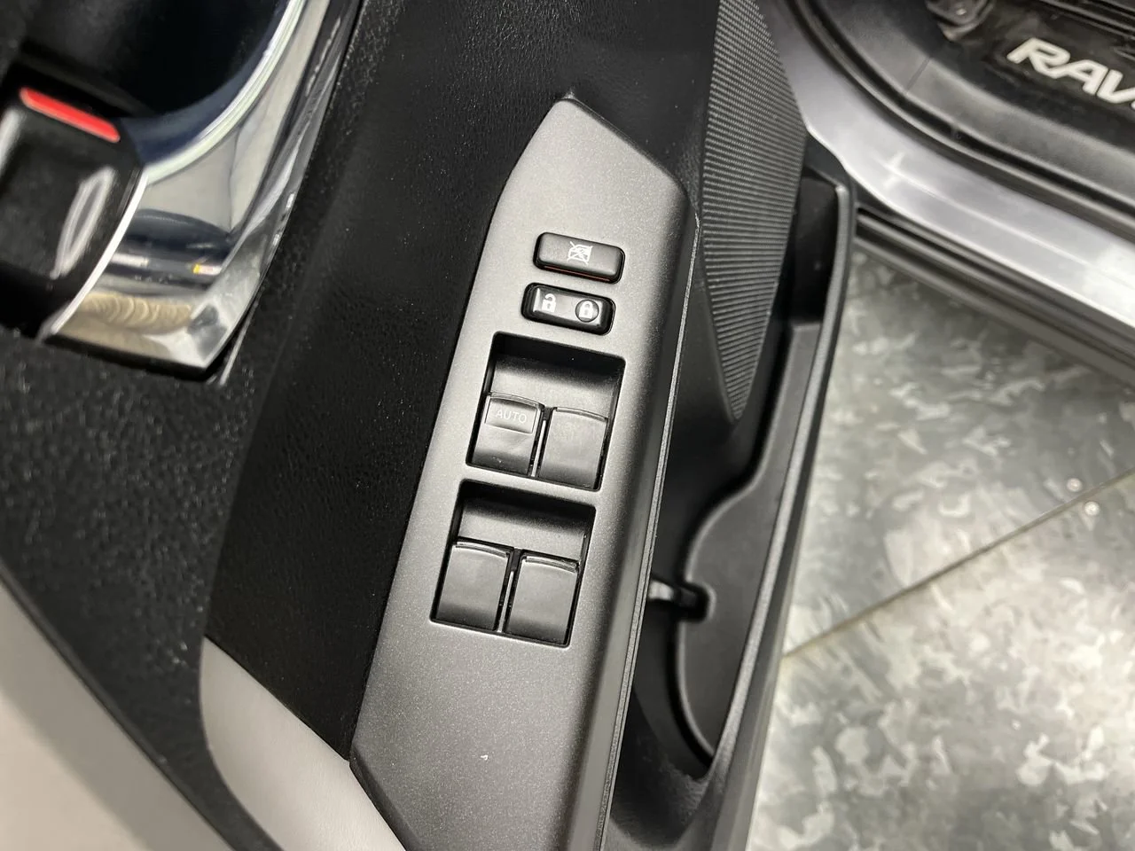 Used 2016 Gray Toyota XLE image 9