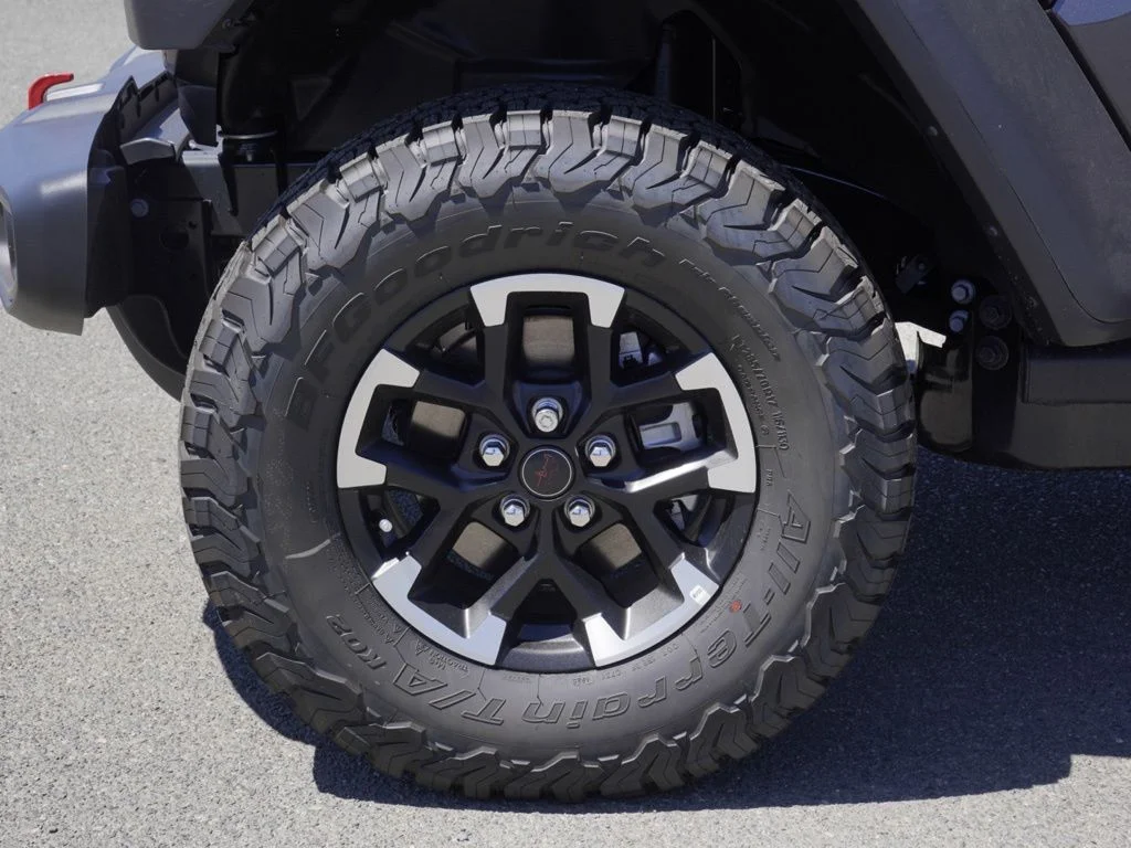 New 2026 Granite Crystal Metallic Clear-Coat Exterior Paint Jeep Rubicon image 9