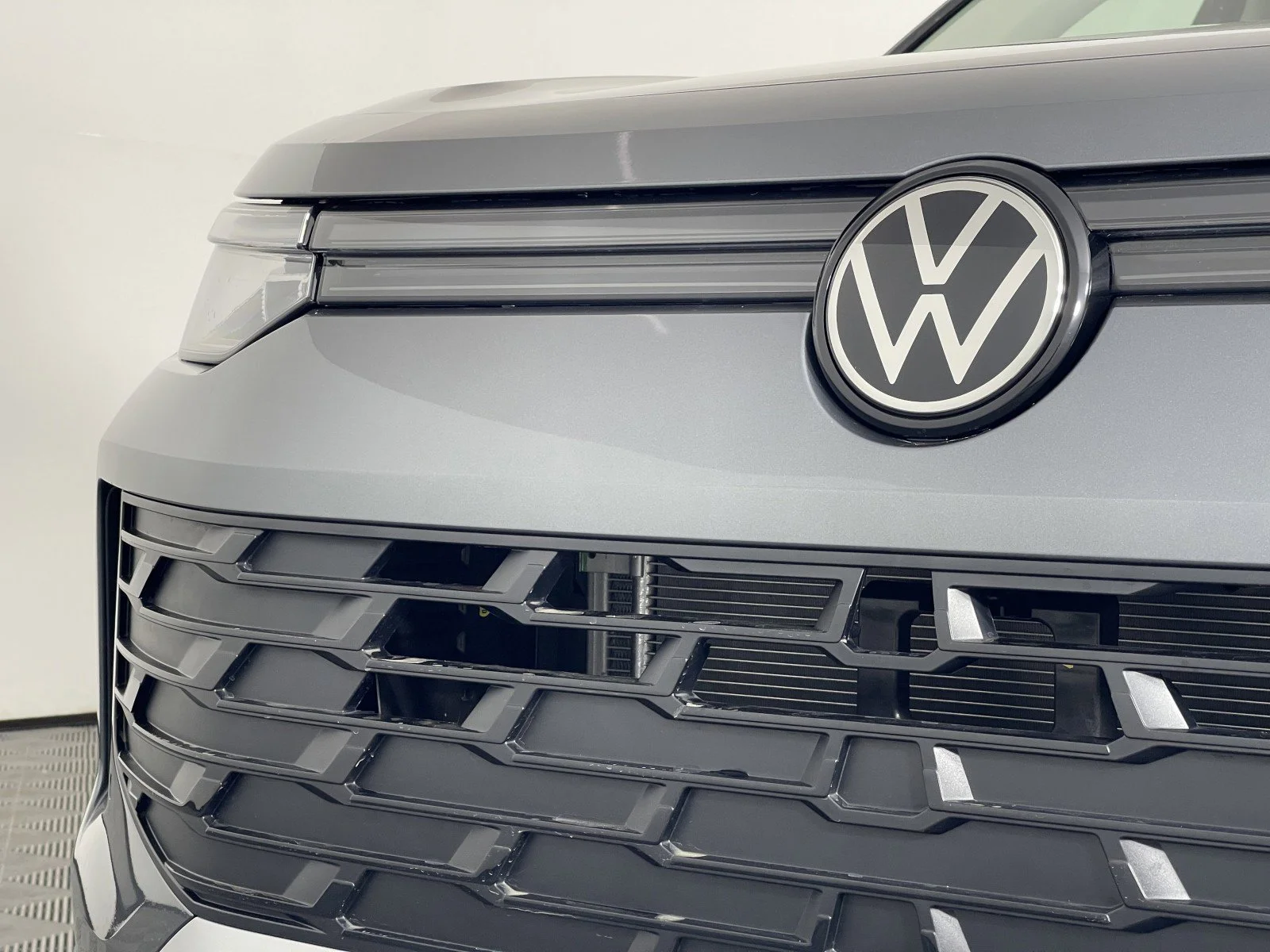 2025 Volkswagen Tiguan SE - Photo 9