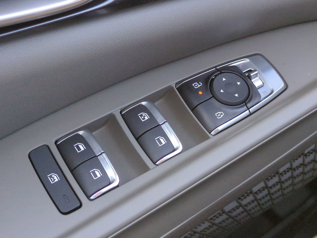 New 2026 Snow White Pearl Kia LXS image 28