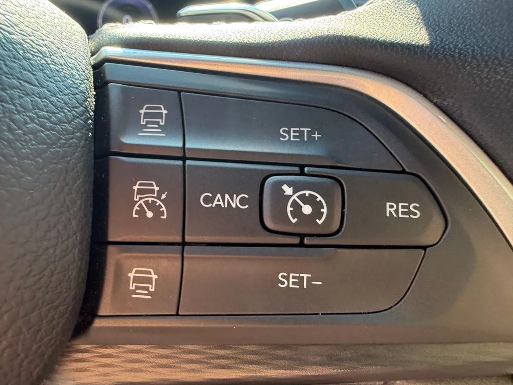 Used 2025 White Jeep Altitude image 17
