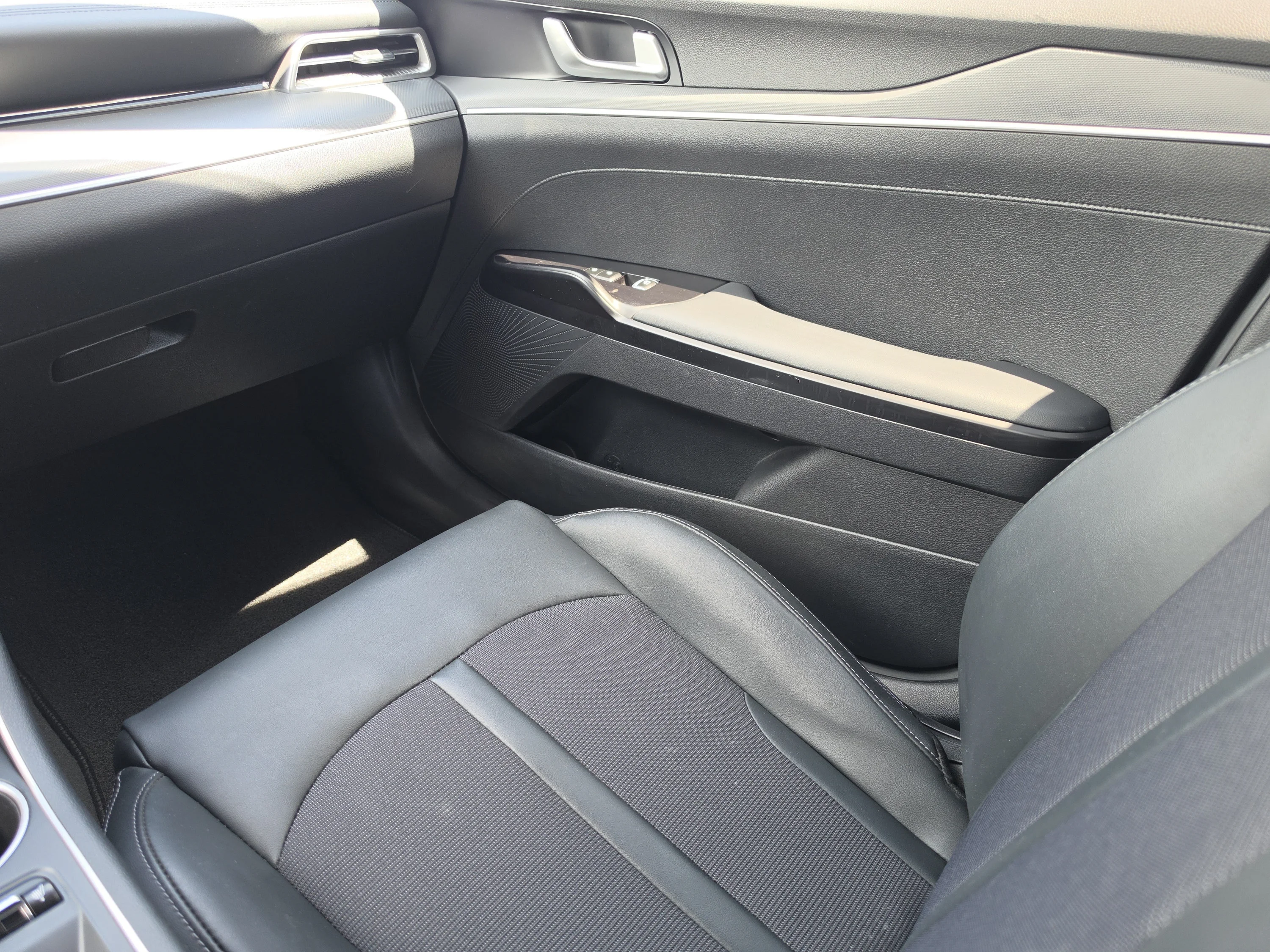 Used 2024 Glacial White Pearl Kia GT-Line image 21