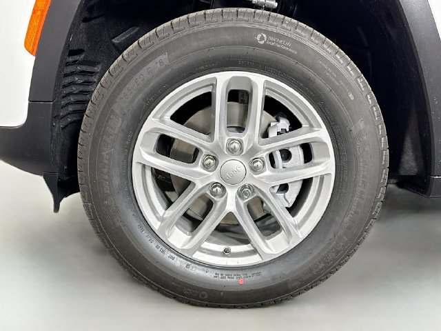 New 2026 Bright White Clear-Coat Exterior Paint Jeep Laredo X image 29