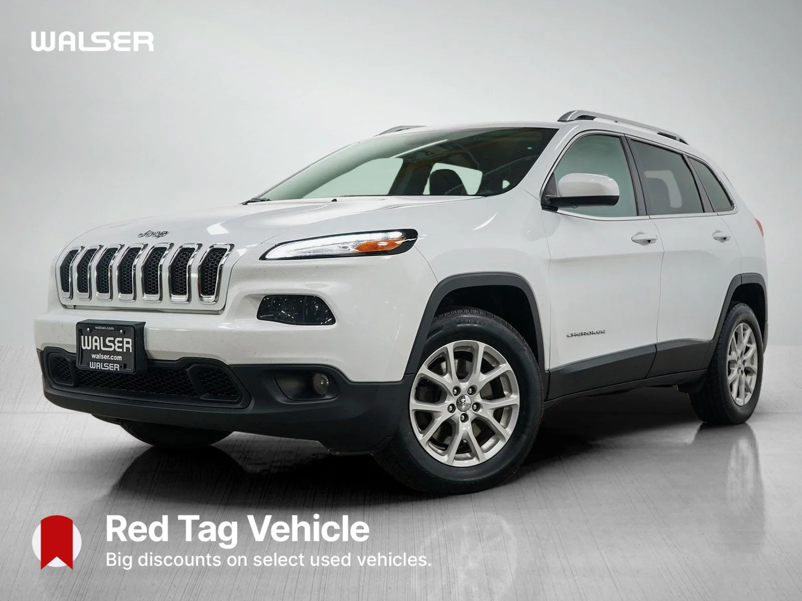 Used 2015 Bright White Clearcoat Jeep Latitude image 1