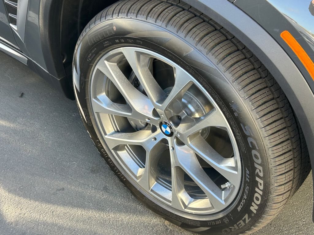New 2026 Dravit Grey Metallic BMW xDrive50e image 3