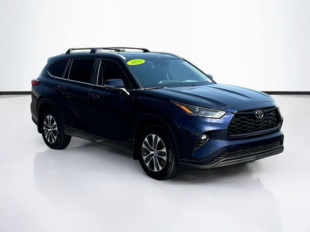 Used 2023  Toyota XLE image 3