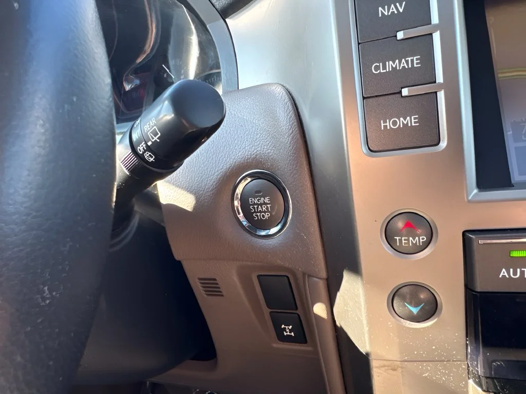 Used 2018 White Lexus 460 image 19