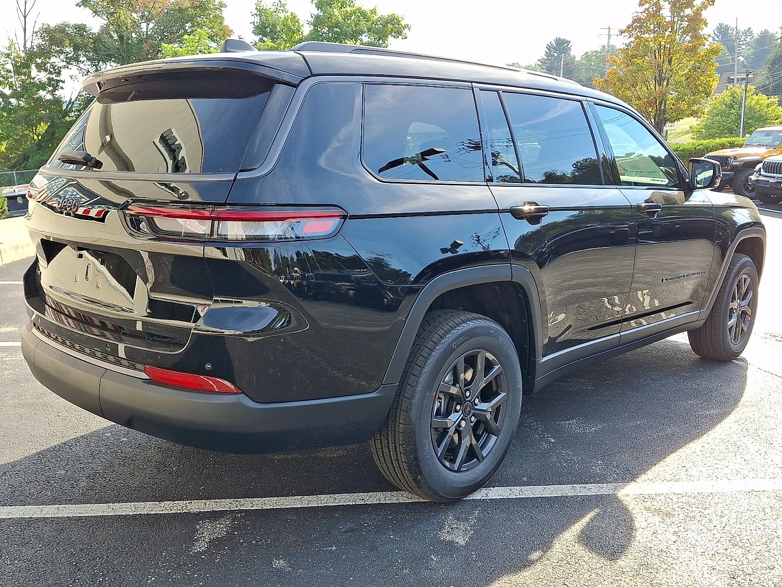 New 2027 High-Gloss Black Paint Jeep Laredo Altitude image 3
