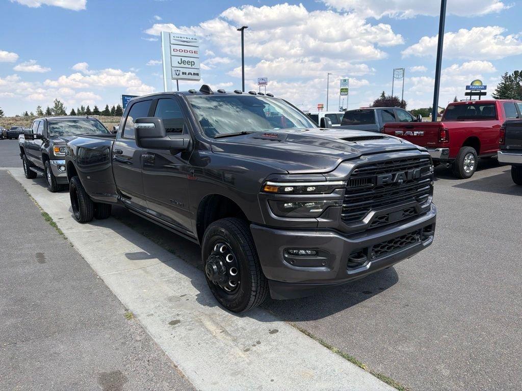 New 2026 Granite Crystal Metallic Clear-Coat Exterior Paint RAM Laramie image 12
