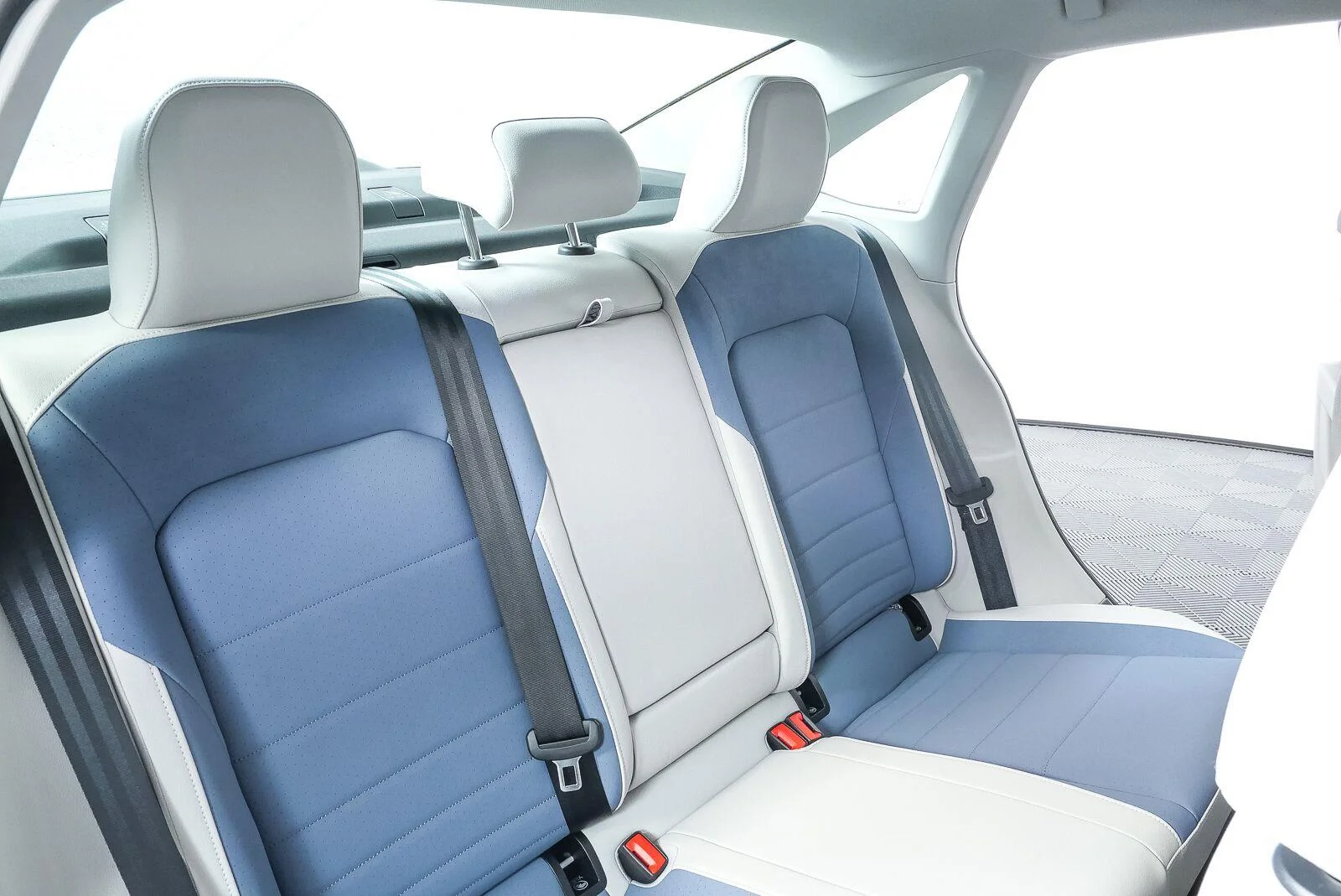 New 2027 Opal White Pearl Volkswagen SE image 25