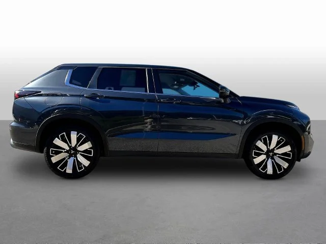 Used 2025 Black Mitsubishi SE image 9