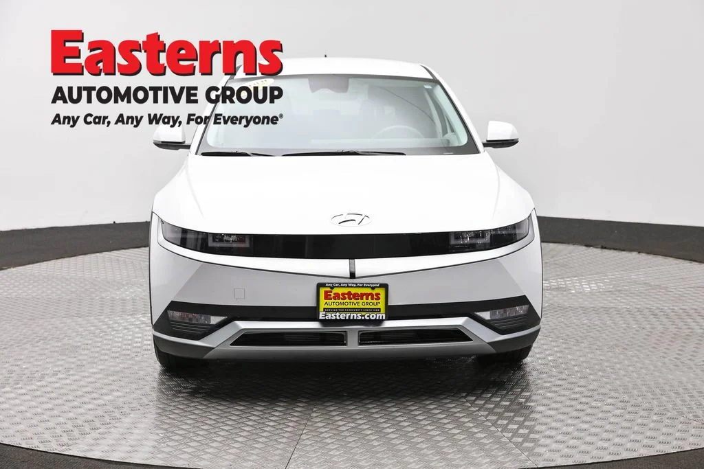 Used 2024 White Hyundai SEL image 2