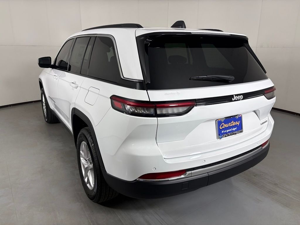 New 2026 Bright White Clear-Coat Exterior Paint Jeep Laredo image 6
