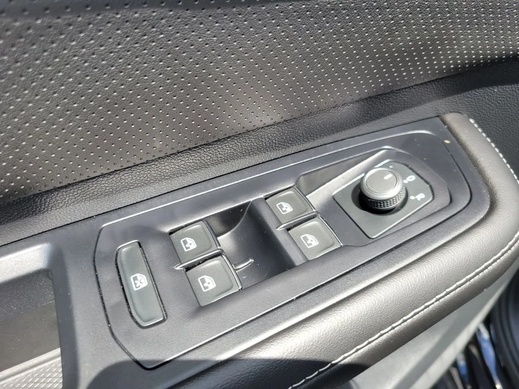 Used 2026  Volkswagen SE w/Technology image 17