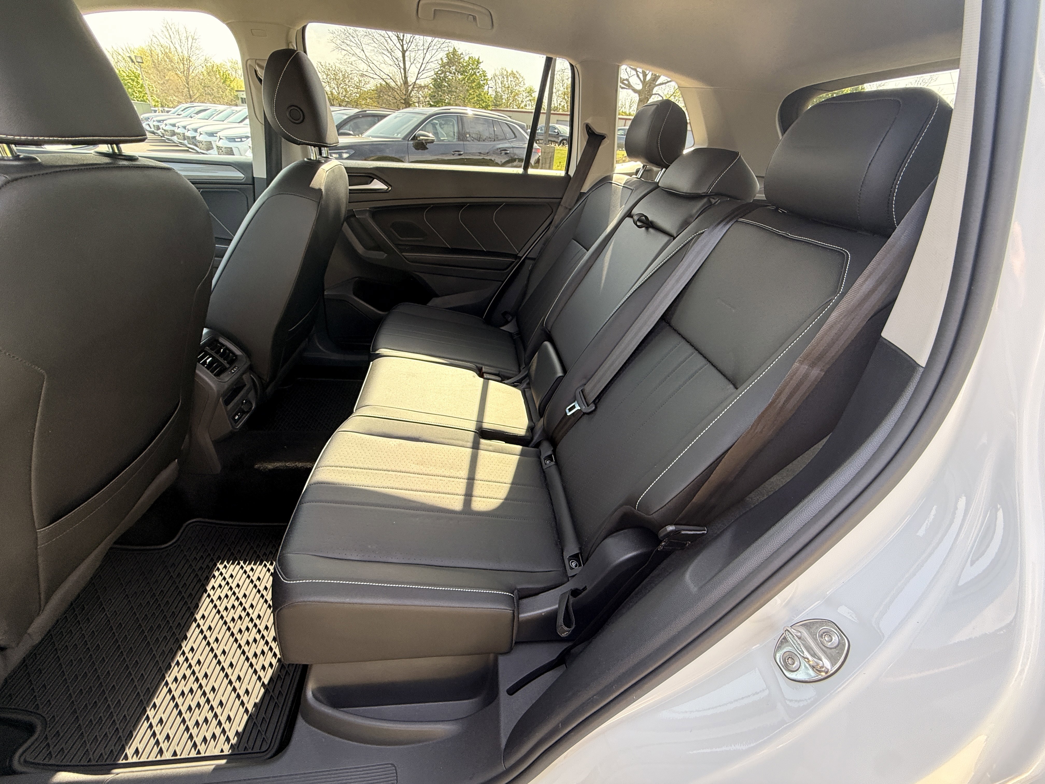 Used 2022  Volkswagen SE image 23