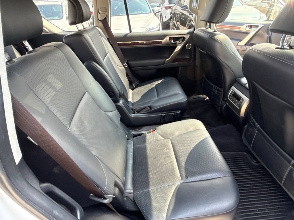 Used 2017 Starfire Pearl Lexus 460 Luxury image 25