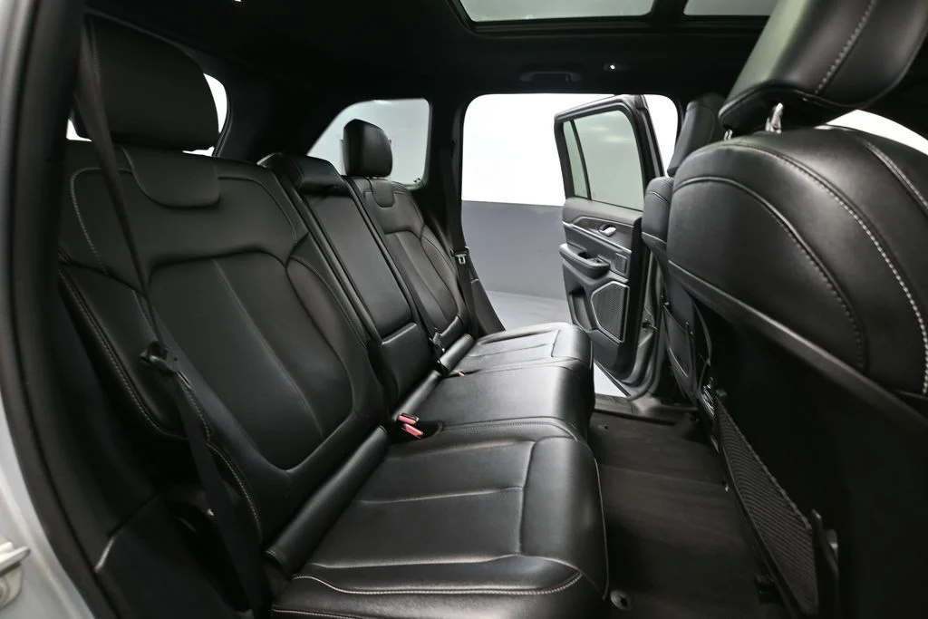 Used 2024 Silver Jeep 4xe image 38